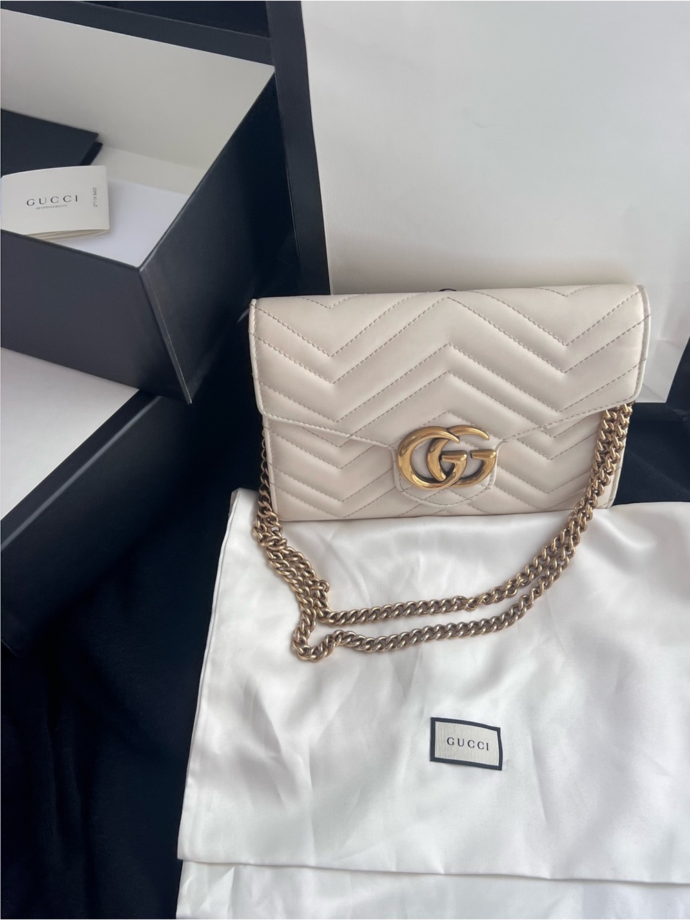 Gucci Marmont Small Matelassé Leather Shoulder Bag in Off-White - Picture 3 of 17
